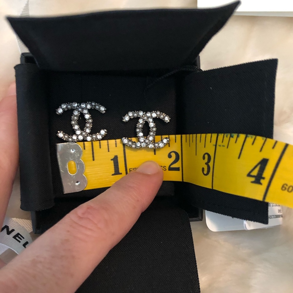 ❌SOLD❌ CHANEL 20B Ruthenium Crystal & Pearl Studs - Picture 8 of 11
